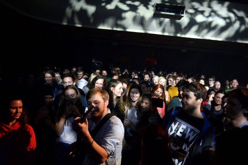 Thom Artway v Paláci Akropolis vzpomínal na cesty po světě a zahrál hned několik novinek