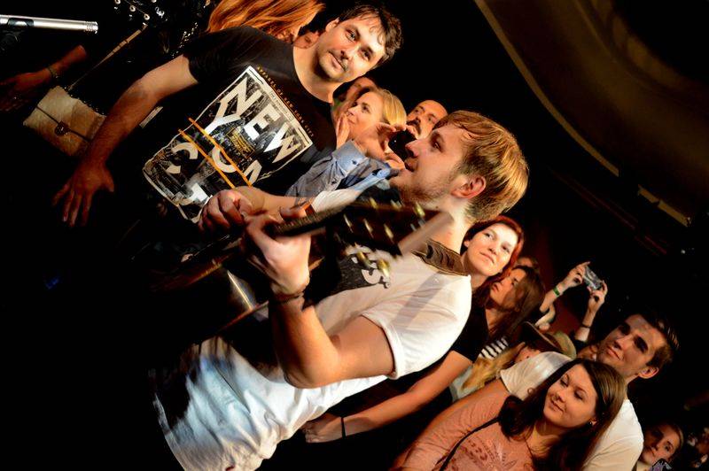 Thom Artway v Paláci Akropolis vzpomínal na cesty po světě a zahrál hned několik novinek