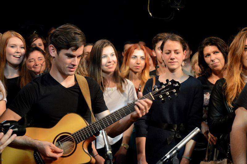 Thom Artway v Paláci Akropolis vzpomínal na cesty po světě a zahrál hned několik novinek