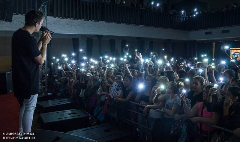 Slza rozezpívala v Jirkově celé divadlo, předvedla i novinku Holomráz z chystané desky 
