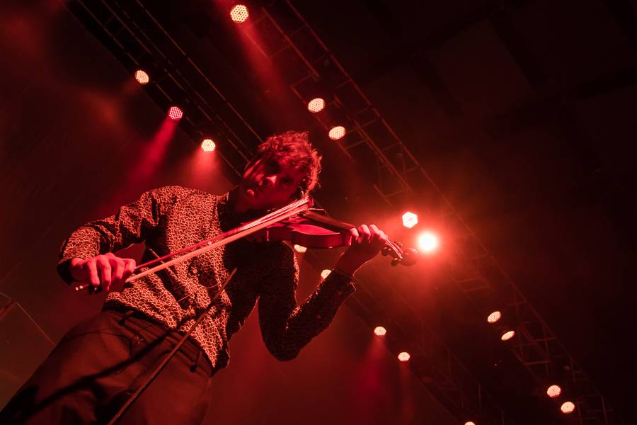 Zrní křtili desku Jiskřící v zaplněném Foru Karlín s hradeckou filharmonií