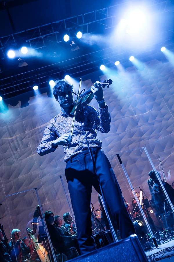 Zrní křtili desku Jiskřící v zaplněném Foru Karlín s hradeckou filharmonií