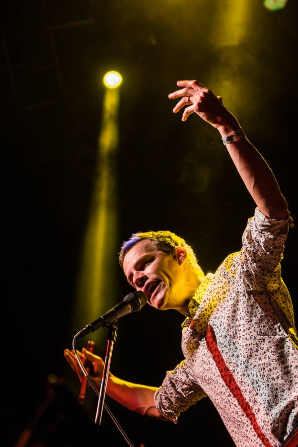 Zrní křtili desku Jiskřící v zaplněném Foru Karlín s hradeckou filharmonií