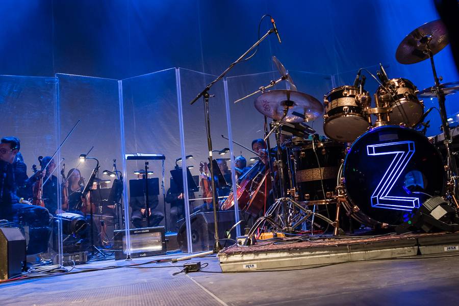 Zrní křtili desku Jiskřící v zaplněném Foru Karlín s hradeckou filharmonií