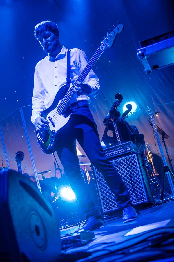 Zrní křtili desku Jiskřící v zaplněném Foru Karlín s hradeckou filharmonií