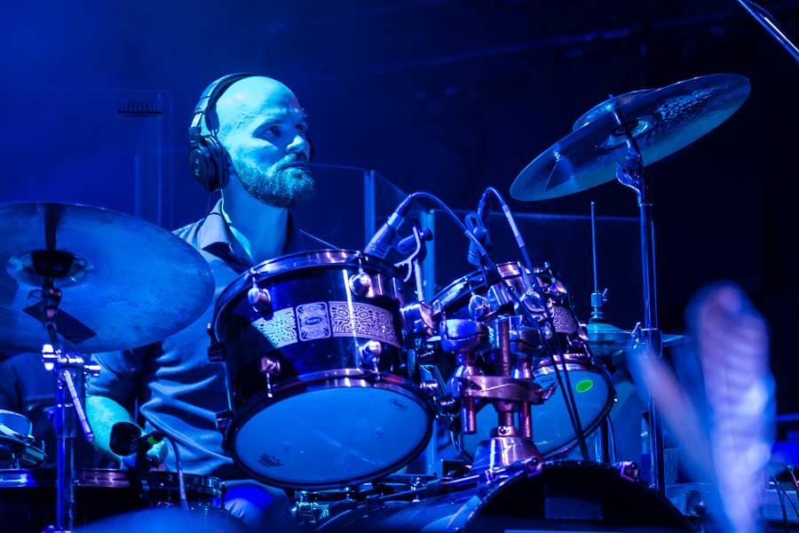 Zrní křtili desku Jiskřící v zaplněném Foru Karlín s hradeckou filharmonií