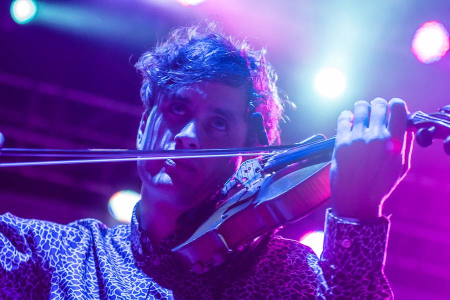 Zrní křtili desku Jiskřící v zaplněném Foru Karlín s hradeckou filharmonií