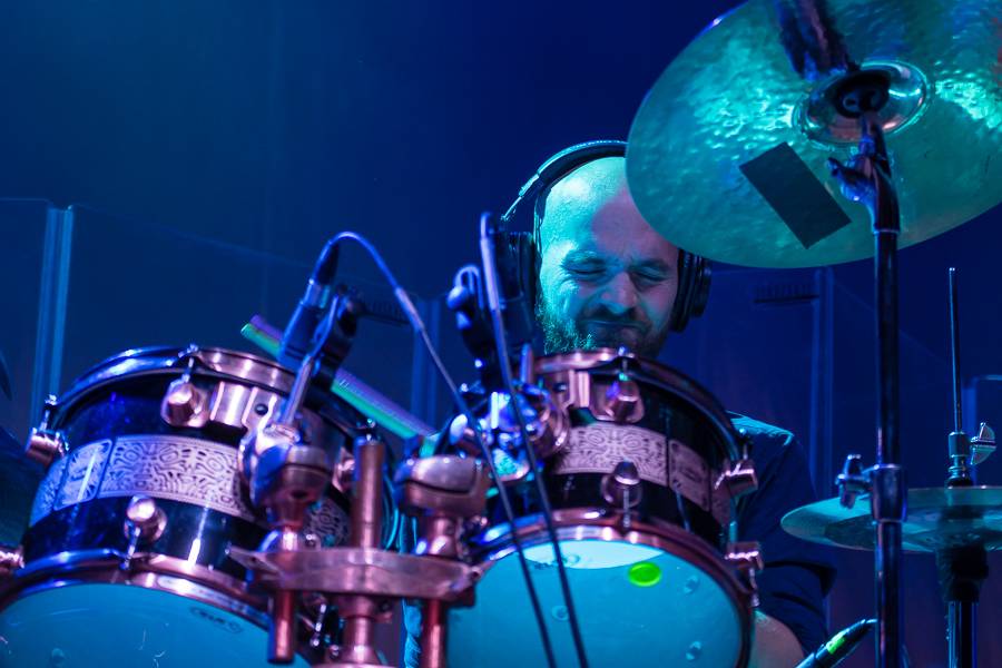 Zrní křtili desku Jiskřící v zaplněném Foru Karlín s hradeckou filharmonií