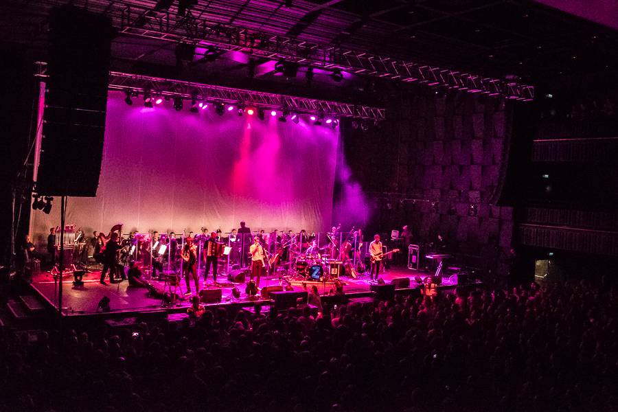 Zrní křtili desku Jiskřící v zaplněném Foru Karlín s hradeckou filharmonií