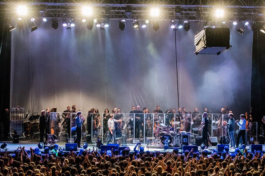 Zrní křtili desku Jiskřící v zaplněném Foru Karlín s hradeckou filharmonií