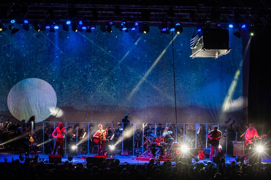 Zrní křtili desku Jiskřící v zaplněném Foru Karlín s hradeckou filharmonií