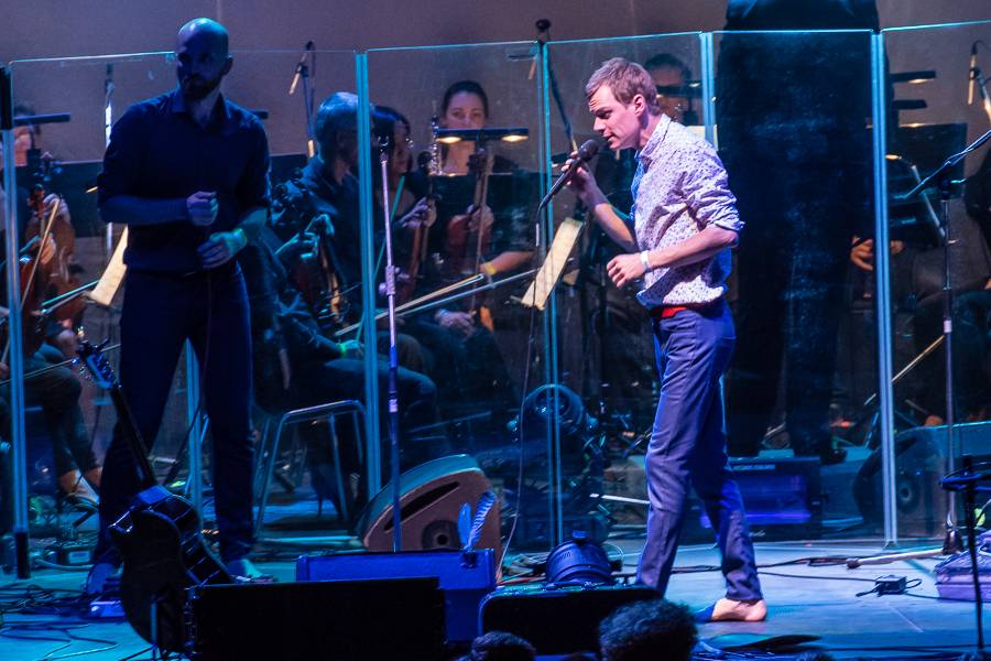 Zrní křtili desku Jiskřící v zaplněném Foru Karlín s hradeckou filharmonií