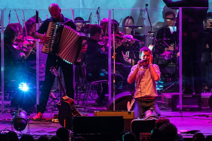 Zrní křtili desku Jiskřící v zaplněném Foru Karlín s hradeckou filharmonií