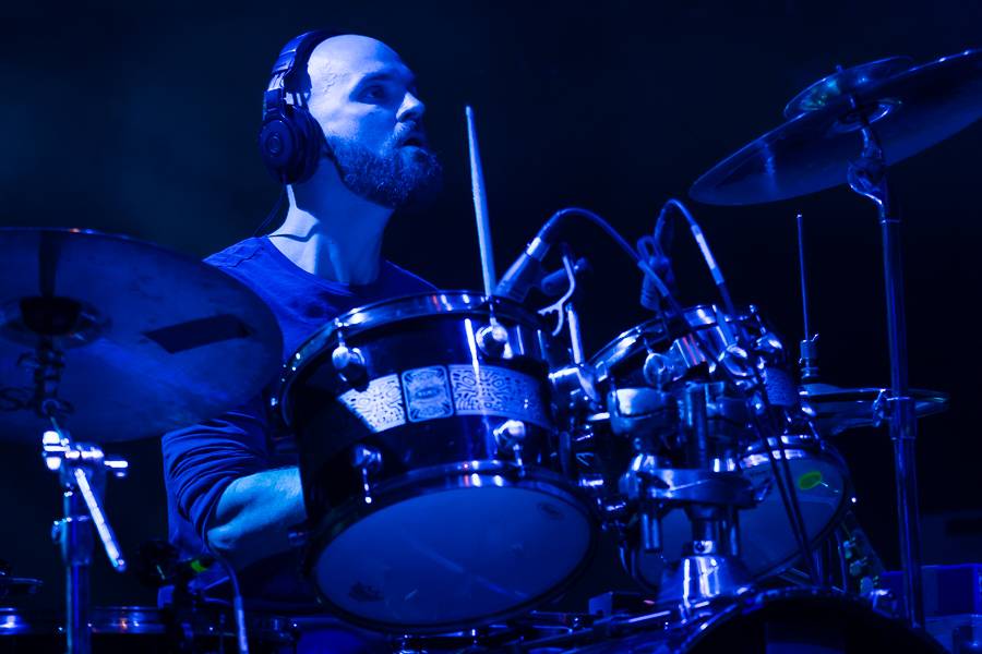 Zrní křtili desku Jiskřící v zaplněném Foru Karlín s hradeckou filharmonií