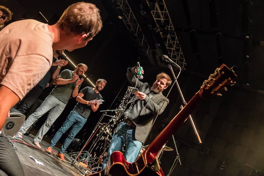 Zrní křtili desku Jiskřící v zaplněném Foru Karlín s hradeckou filharmonií