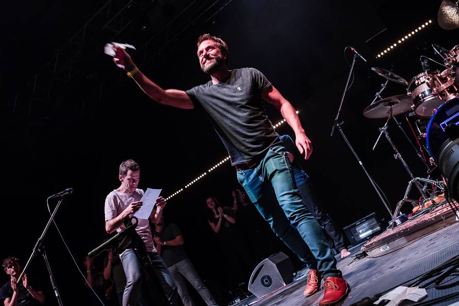 Zrní křtili desku Jiskřící v zaplněném Foru Karlín s hradeckou filharmonií