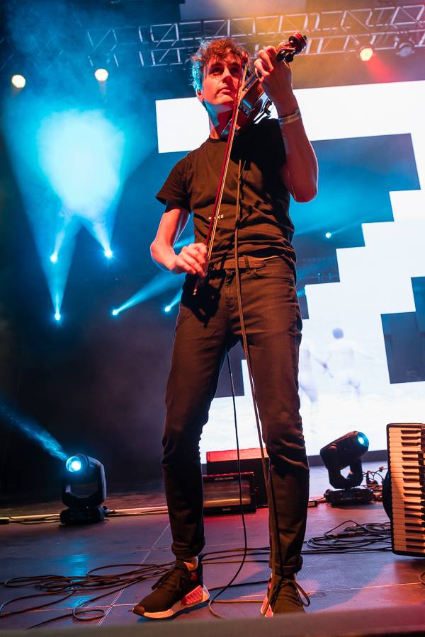 Zrní křtili desku Jiskřící v zaplněném Foru Karlín s hradeckou filharmonií