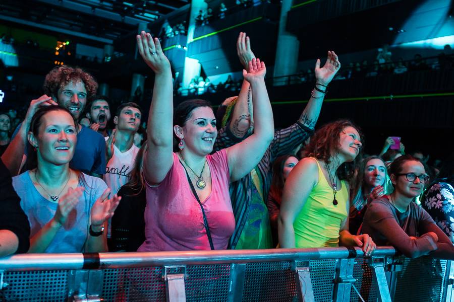 Zrní křtili desku Jiskřící v zaplněném Foru Karlín s hradeckou filharmonií