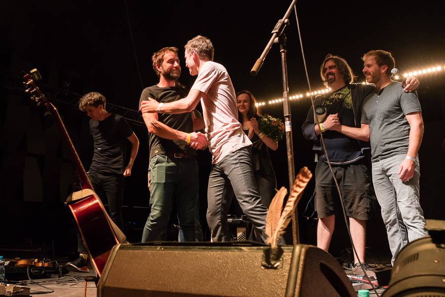 Zrní křtili desku Jiskřící v zaplněném Foru Karlín s hradeckou filharmonií