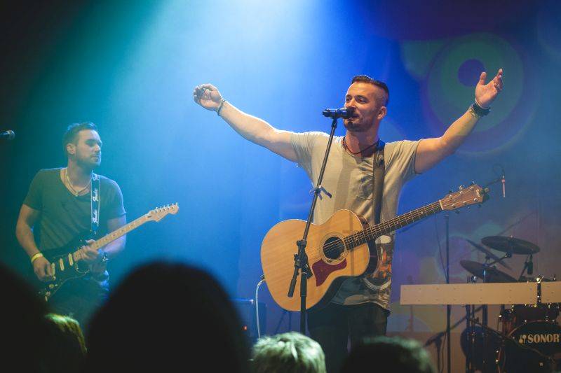 Skupina Hodiny představila v Akropoli nové EP S tebou, Richard Krajčo ho pokřtil přesýpacími hodinami