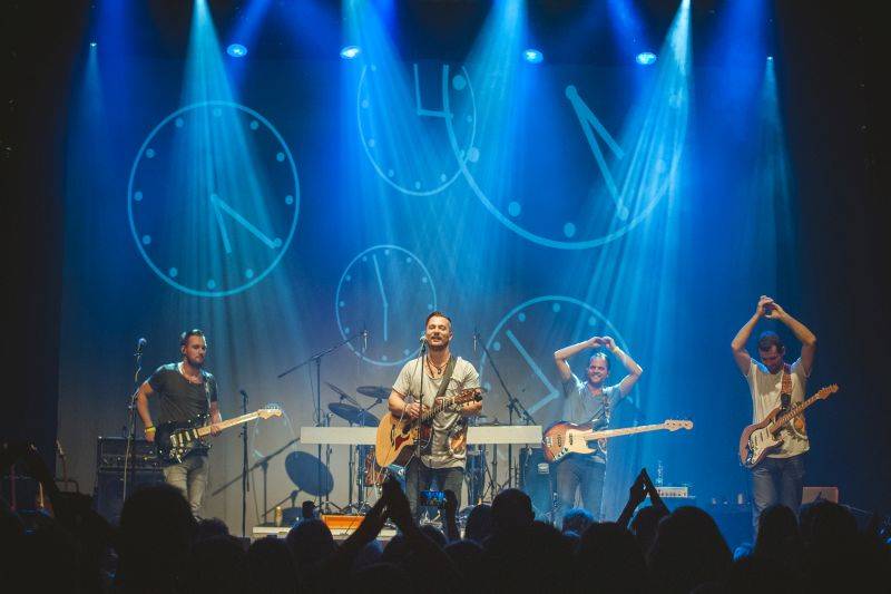 Skupina Hodiny představila v Akropoli nové EP S tebou, Richard Krajčo ho pokřtil přesýpacími hodinami