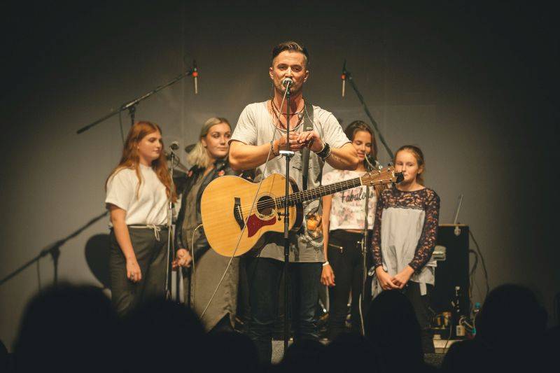 Skupina Hodiny představila v Akropoli nové EP S tebou, Richard Krajčo ho pokřtil přesýpacími hodinami