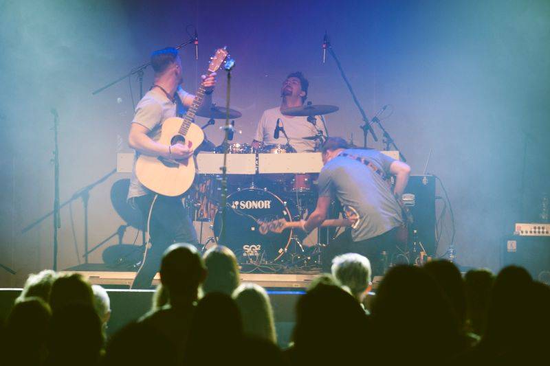 Skupina Hodiny představila v Akropoli nové EP S tebou, Richard Krajčo ho pokřtil přesýpacími hodinami