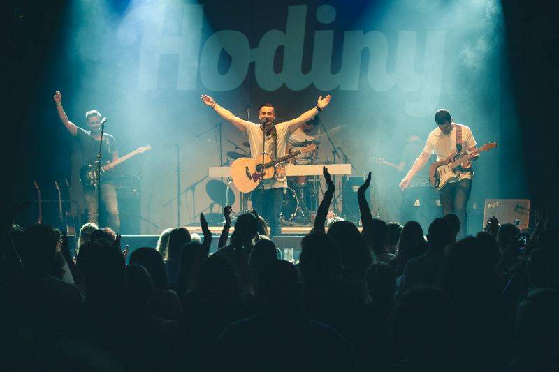 Skupina Hodiny představila v Akropoli nové EP S tebou, Richard Krajčo ho pokřtil přesýpacími hodinami