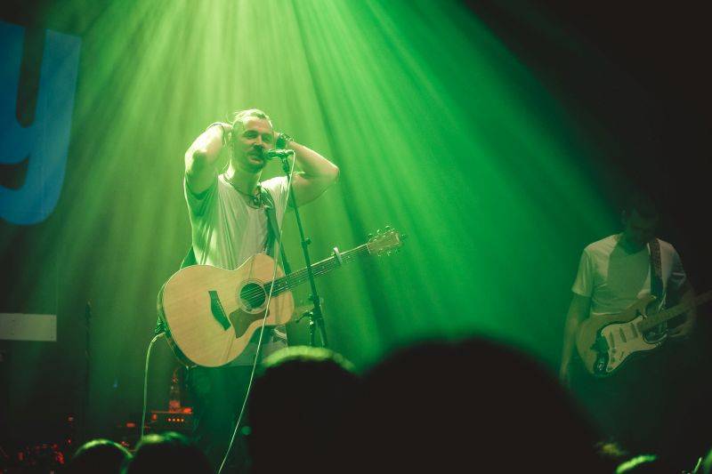 Skupina Hodiny představila v Akropoli nové EP S tebou, Richard Krajčo ho pokřtil přesýpacími hodinami