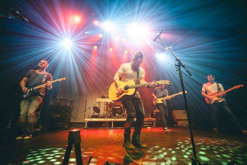 Skupina Hodiny představila v Akropoli nové EP S tebou, Richard Krajčo ho pokřtil přesýpacími hodinami