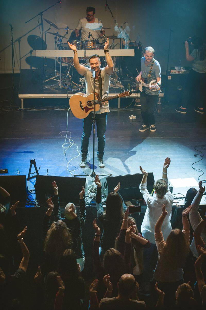 Skupina Hodiny představila v Akropoli nové EP S tebou, Richard Krajčo ho pokřtil přesýpacími hodinami