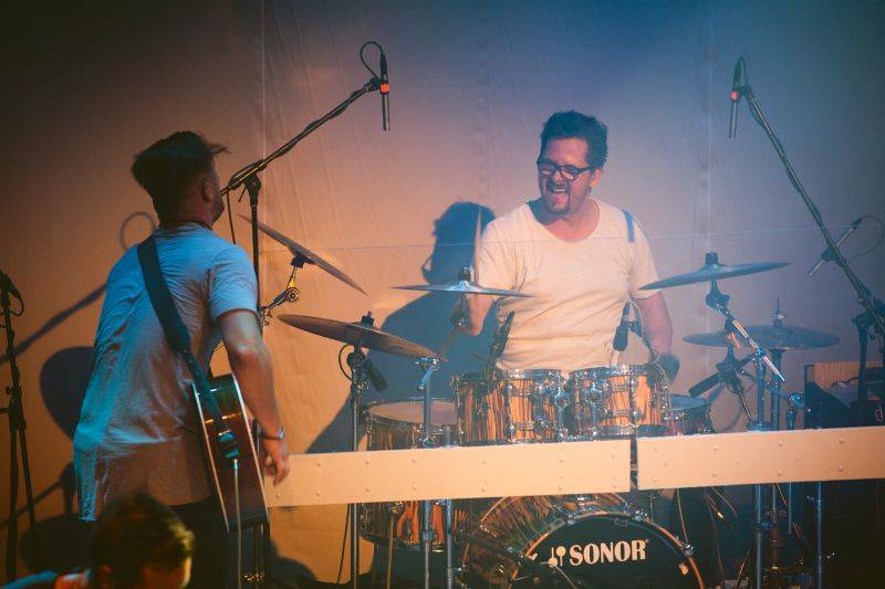 Skupina Hodiny představila v Akropoli nové EP S tebou, Richard Krajčo ho pokřtil přesýpacími hodinami