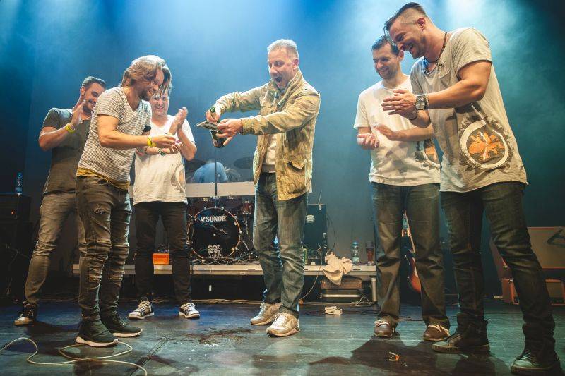 Skupina Hodiny představila v Akropoli nové EP S tebou, Richard Krajčo ho pokřtil přesýpacími hodinami