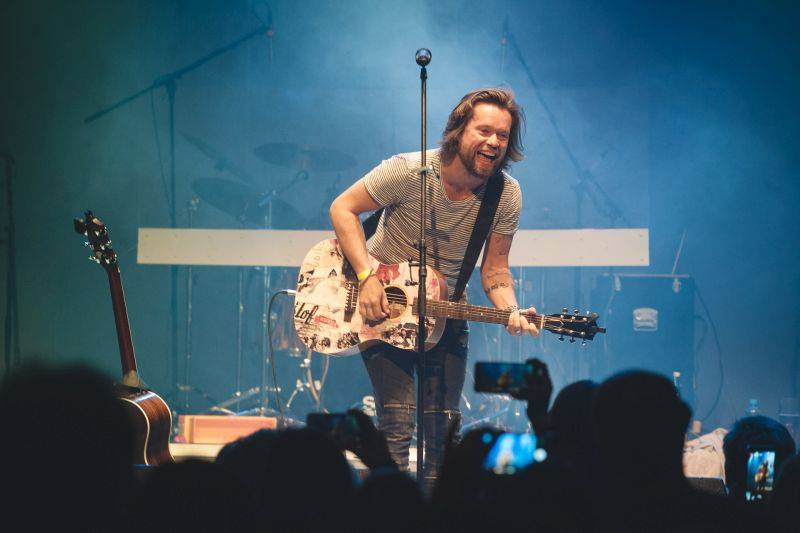 Skupina Hodiny představila v Akropoli nové EP S tebou, Richard Krajčo ho pokřtil přesýpacími hodinami