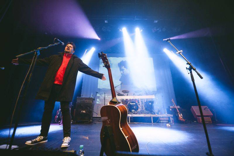 Skupina Hodiny představila v Akropoli nové EP S tebou, Richard Krajčo ho pokřtil přesýpacími hodinami