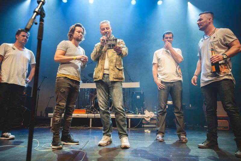 Skupina Hodiny představila v Akropoli nové EP S tebou, Richard Krajčo ho pokřtil přesýpacími hodinami