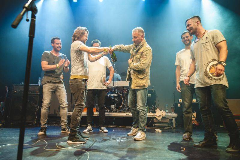 Skupina Hodiny představila v Akropoli nové EP S tebou, Richard Krajčo ho pokřtil přesýpacími hodinami