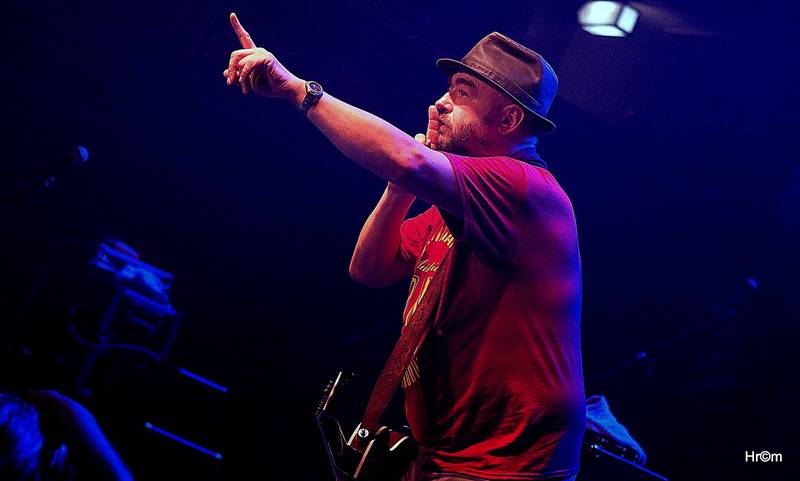 Harlej slavil ve vyprodané Lucerně se symfonickým orchestrem a Otou Balagem