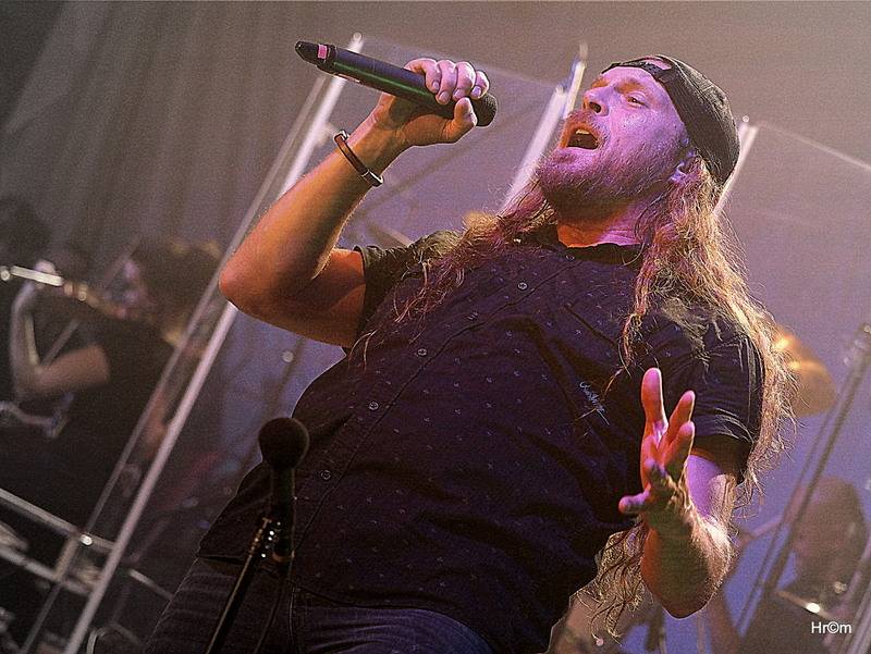 Harlej slavil ve vyprodané Lucerně se symfonickým orchestrem a Otou Balagem