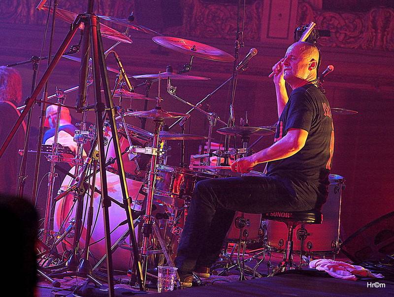 Harlej slavil ve vyprodané Lucerně se symfonickým orchestrem a Otou Balagem