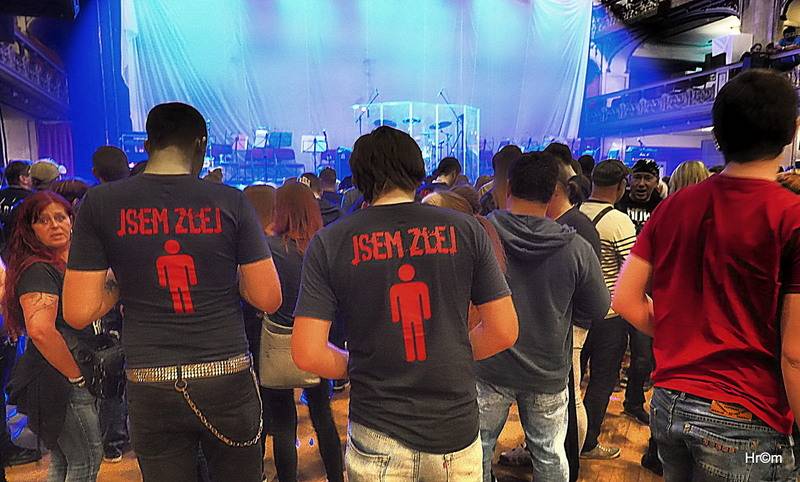 Harlej slavil ve vyprodané Lucerně se symfonickým orchestrem a Otou Balagem