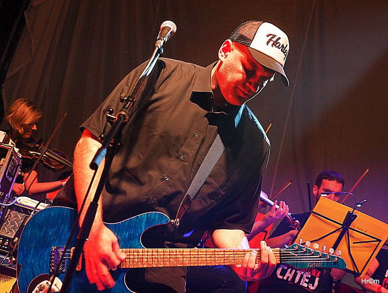 Harlej slavil ve vyprodané Lucerně se symfonickým orchestrem a Otou Balagem