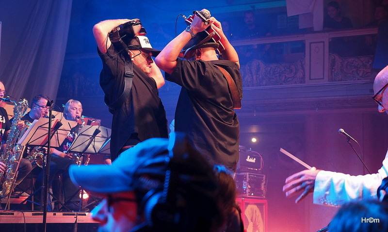 Harlej slavil ve vyprodané Lucerně se symfonickým orchestrem a Otou Balagem