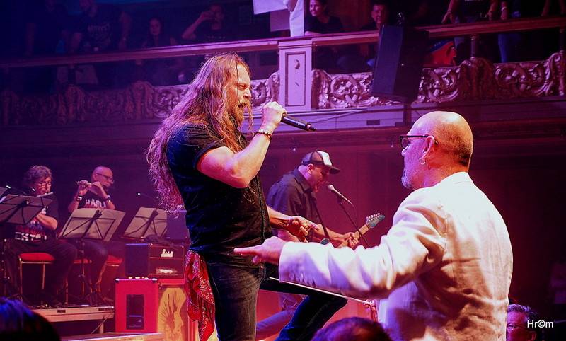 Harlej slavil ve vyprodané Lucerně se symfonickým orchestrem a Otou Balagem