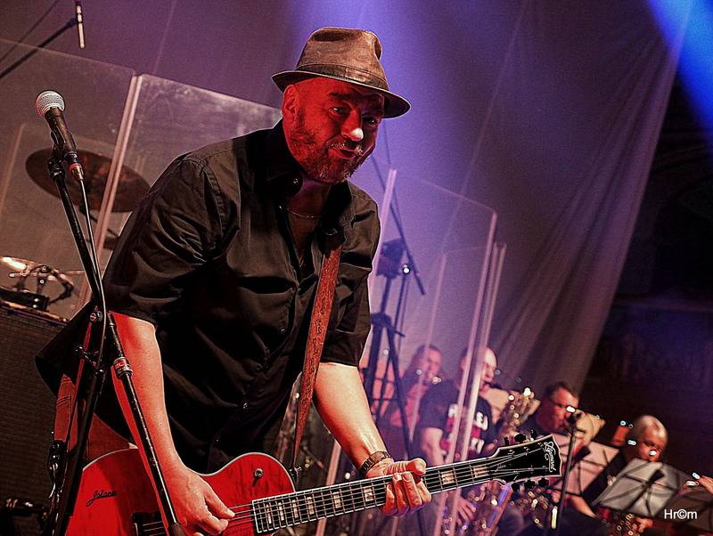 Harlej slavil ve vyprodané Lucerně se symfonickým orchestrem a Otou Balagem