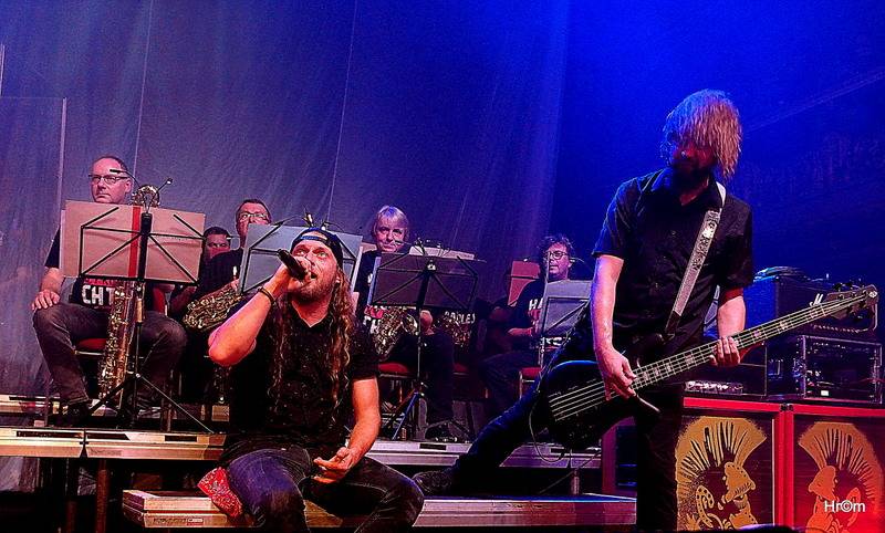 Harlej slavil ve vyprodané Lucerně se symfonickým orchestrem a Otou Balagem