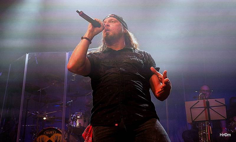 Harlej slavil ve vyprodané Lucerně se symfonickým orchestrem a Otou Balagem