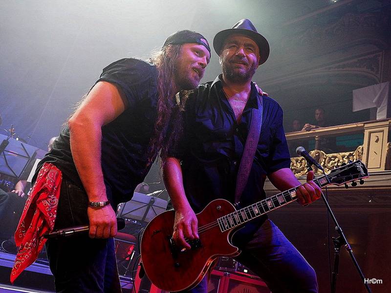 Harlej slavil ve vyprodané Lucerně se symfonickým orchestrem a Otou Balagem