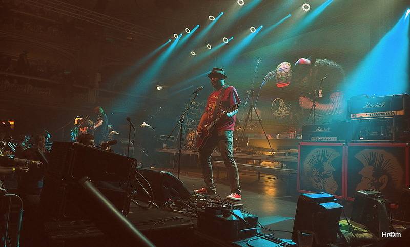 Harlej slavil ve vyprodané Lucerně se symfonickým orchestrem a Otou Balagem