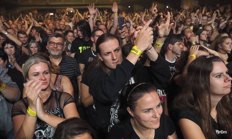 Harlej slavil ve vyprodané Lucerně se symfonickým orchestrem a Otou Balagem